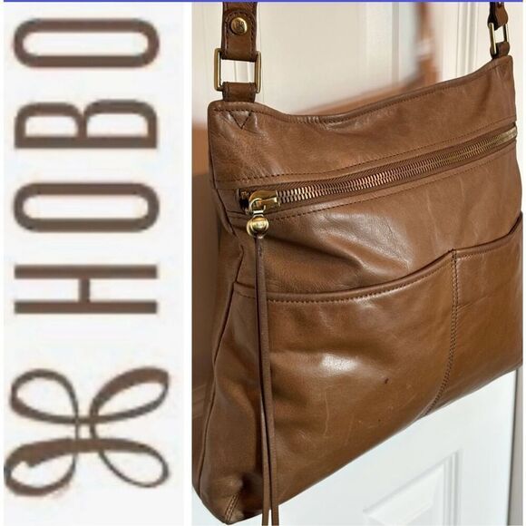 HOBO - Pre-Loved "Angler" Smooth Leather Crossbody in Parchment (Lt. Brown)